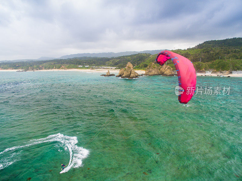 在冲绳Kiteboarding