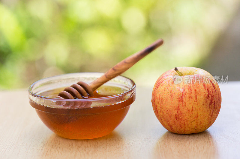 用苹果和蜂蜜来庆祝犹太新年