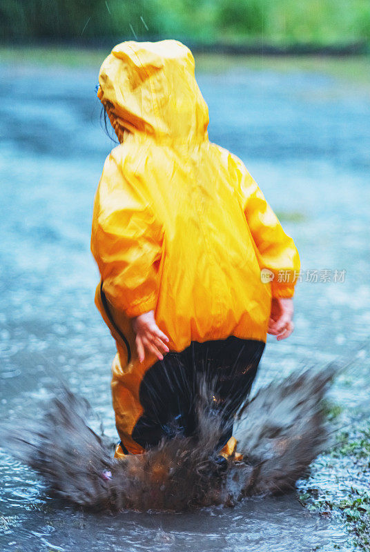 倾盆大雨中的乐趣