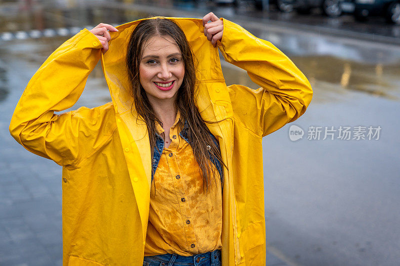 穿着黄色雨衣的年轻女子