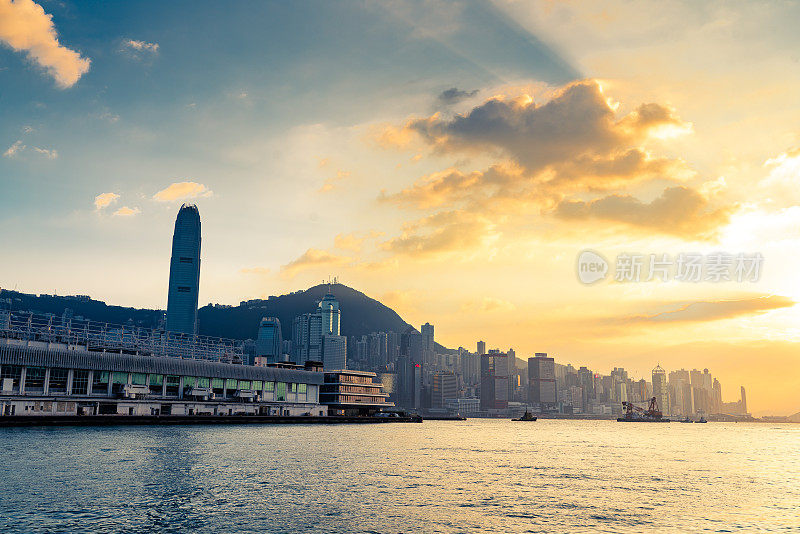 香港霓虹日落，标志性的海港摩天大楼照亮了中国的全景