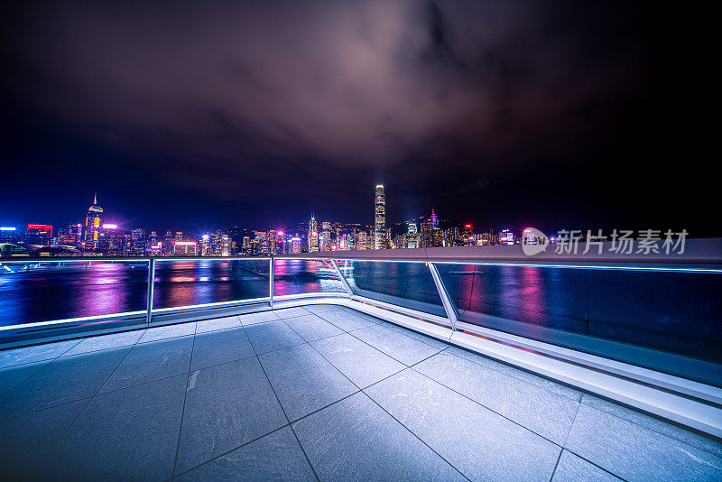 香港天际线前的空瓷砖地板