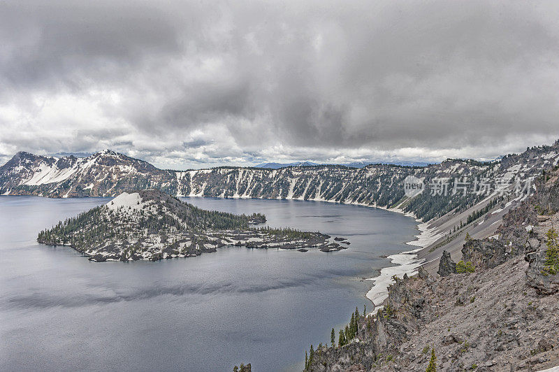 火山口湖与雪和巫师岛