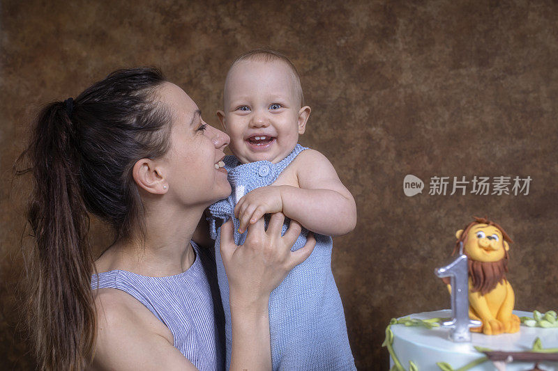 妈妈和她的宝宝在庆祝生日