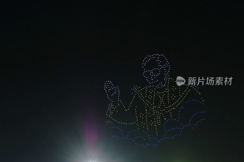 晚上，在泰国首都萨南劳昂，一架轻型无人机在为已故国王普密蓬·阿杜德举行的生日庆典上向人们挥手致意
