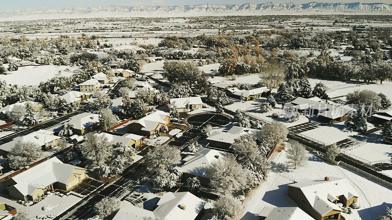 在一个新建立的分部的雪屋屋顶的鸟瞰图，初冬的早晨的照片系列