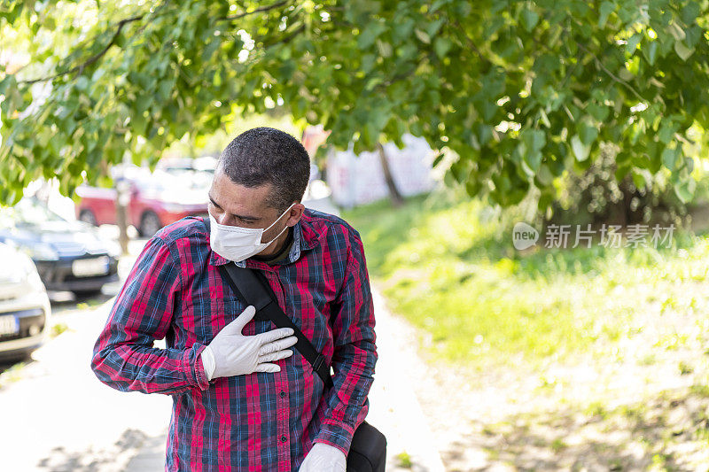 一名商人正走在街上，出现冠状病毒症状。