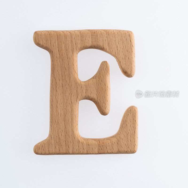 白色背景上的木制字母E