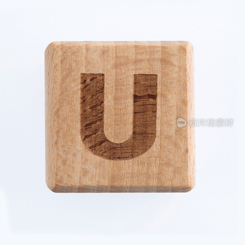 在白色背景上带有字母U的木块