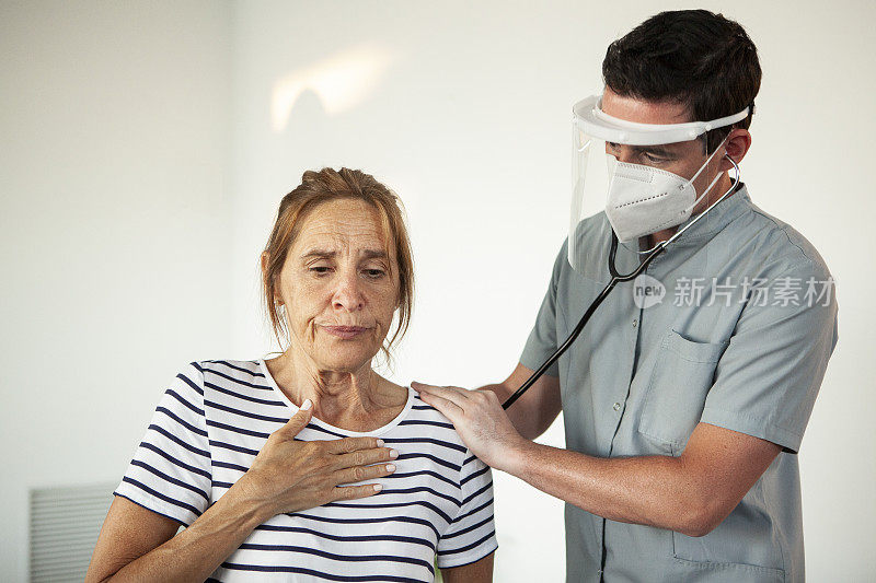 医生在家里拜访成熟的女性病人