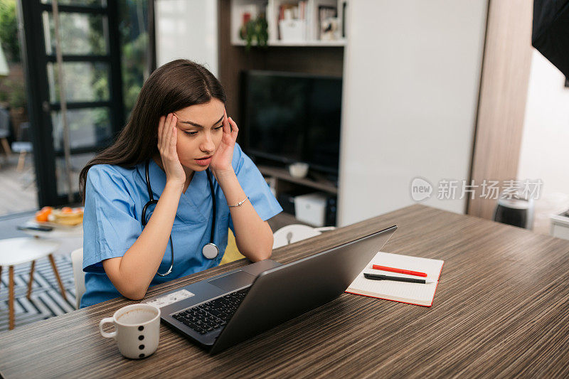 美丽的女医生在家检查她的病人