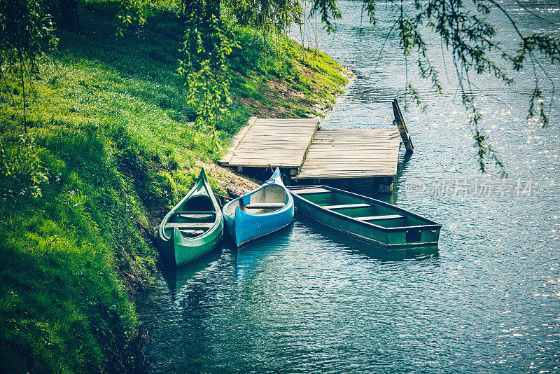 河边有独木舟和小船