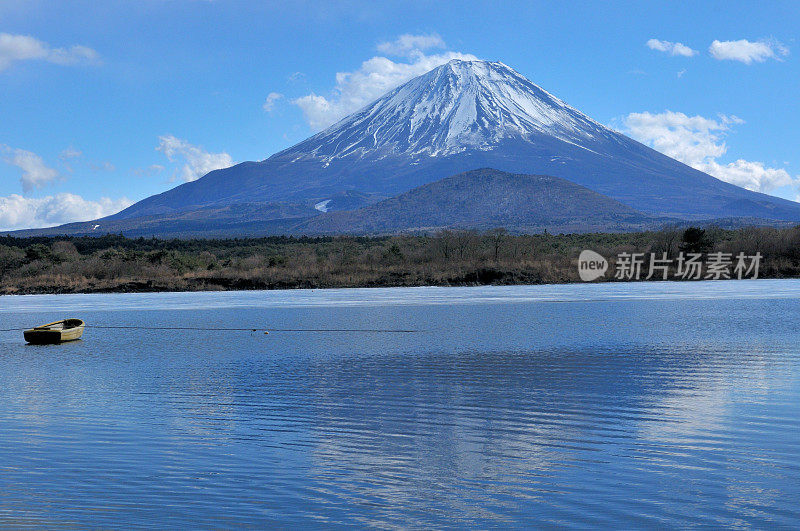 从富士五湖地区看富士山的冬天