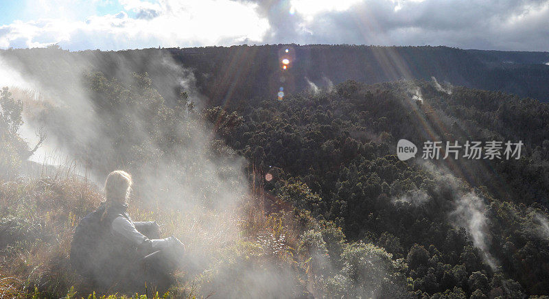 妇女探索环形山径，火山口Kīlauea