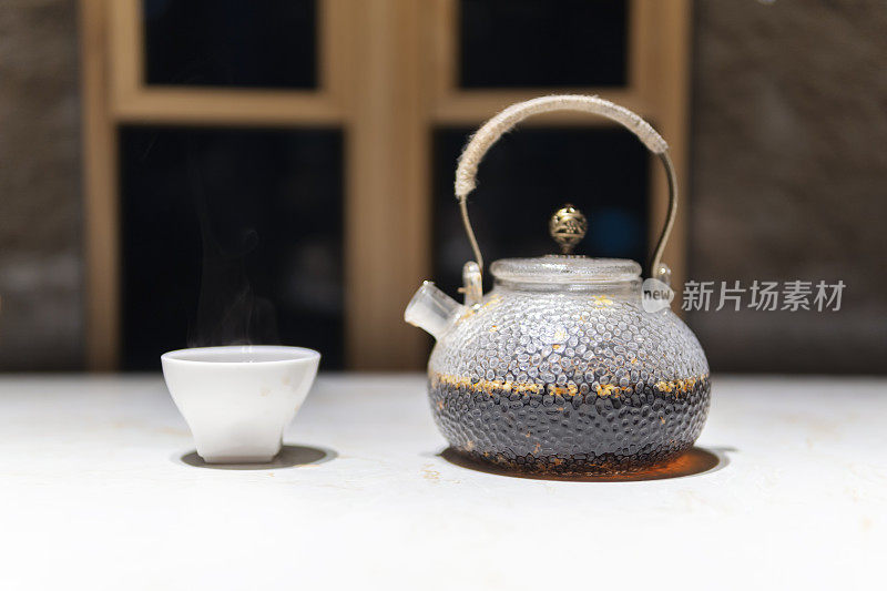 广东一家餐馆餐桌上的茶具