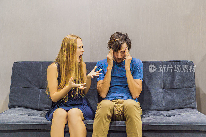 年轻夫妇在沙发上发誓。情绪智力的概念