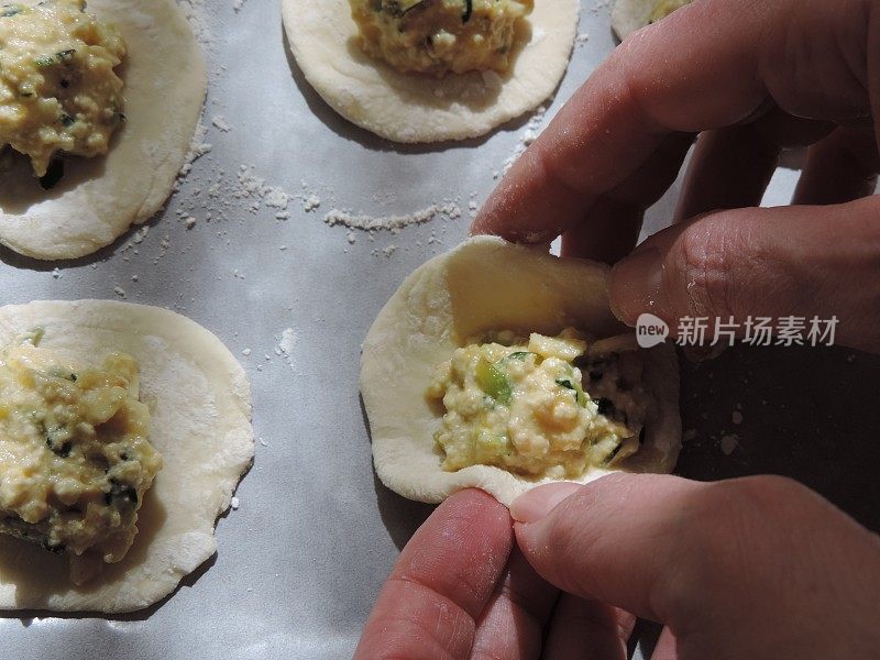 在温馨的家庭环境中制作正宗的意大利面食。