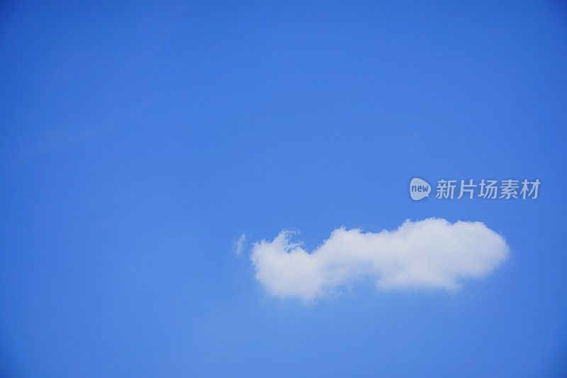 夏天蓝色的天空和白云的背景