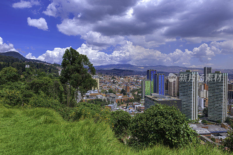 Bogotá，哥伦比亚-一个大的，安第斯，现代的城市从一个更高的海拔在安第斯山脉;展示新旧对比。