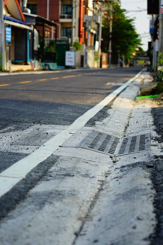 金属格栅关闭了道路