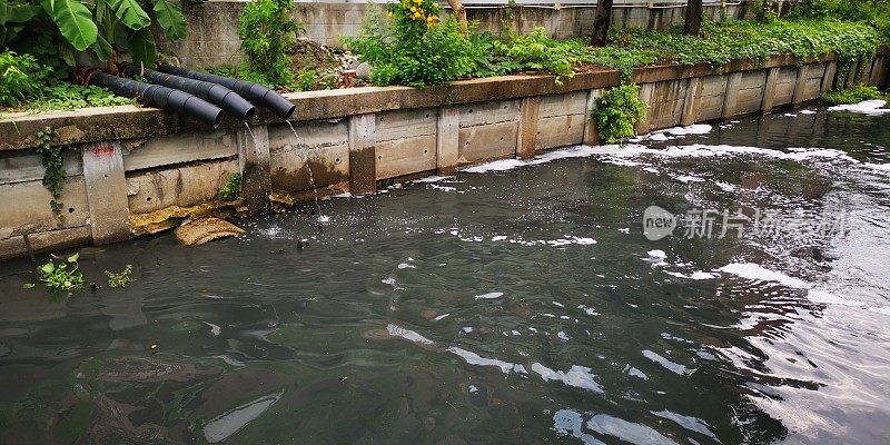 水从下水道流入运河。