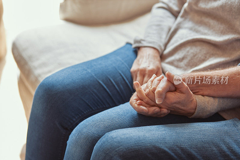 一个不认识的老夫妇手牵手坐在家里的剪辑镜头