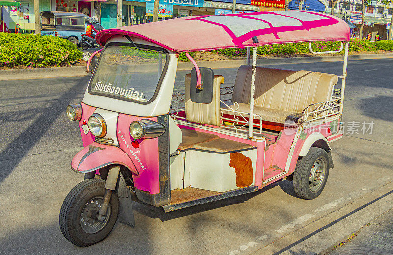 疯狂的粉色嘟嘟车在泰国曼谷廊曼。