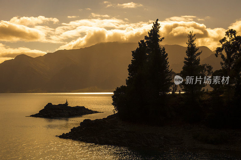 新西兰南岛南阿尔卑斯山沿岸的日出