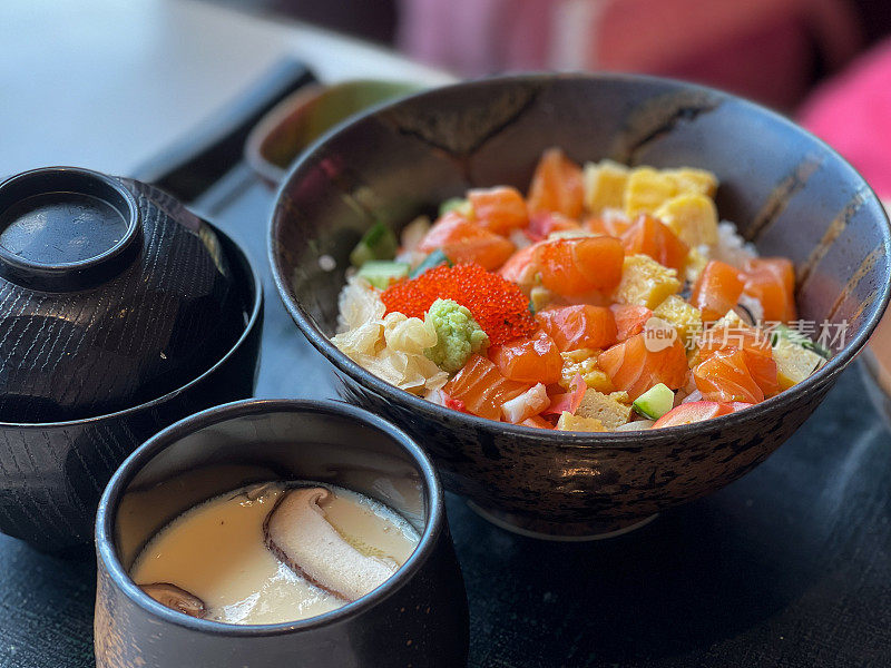 日式米饭配鲑鱼生鱼片和茶饭