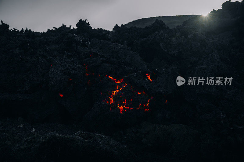 冰岛Fagradalsfjall火山喷发现场新熔化的燃烧熔岩的特写