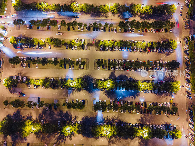 夜间鸟瞰图停车场