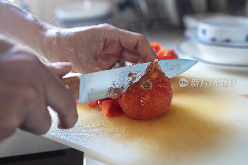制作蕃茄酱:将煮熟的蕃茄切开
