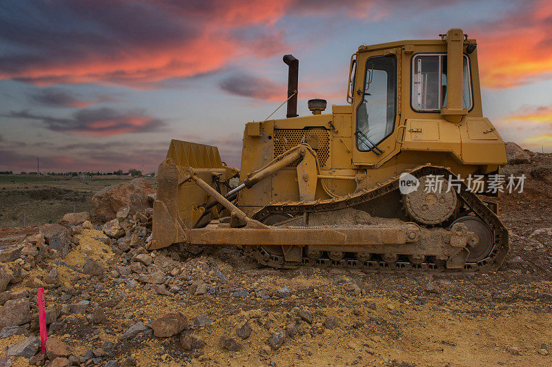 挖掘机在某工地修筑道路
