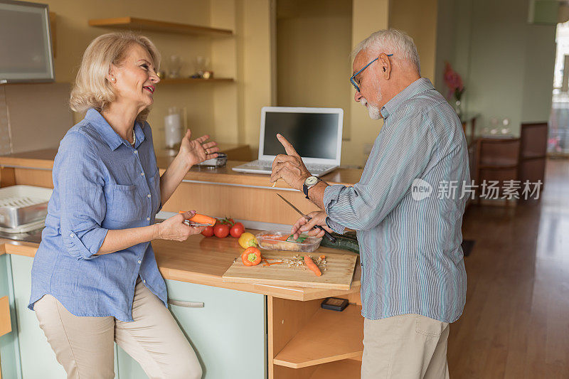 一对老夫妇正在家里准备美味的饭菜。爱永不老去。