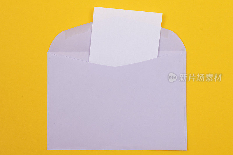 紫色信封，内附空白白纸