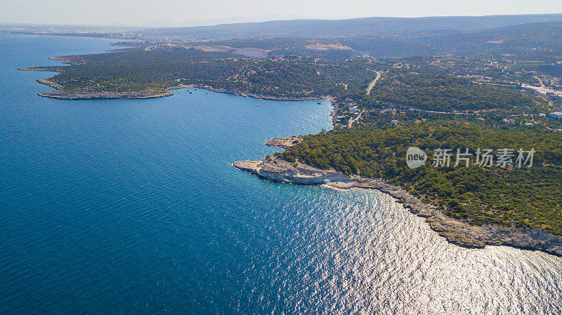 Narlikuyu海岸线和岛屿部分与蓝色地中海无人机从Mersin，土耳其