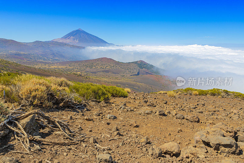 泰德山和海云，可以看到坎伯维哈火山在地平线上。越过海上的云朵。