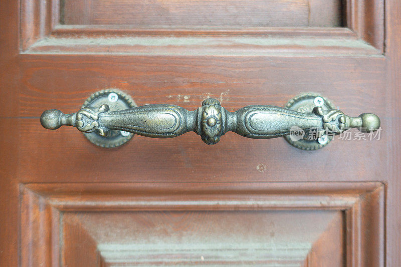 黄铜门把手木制旧白门。