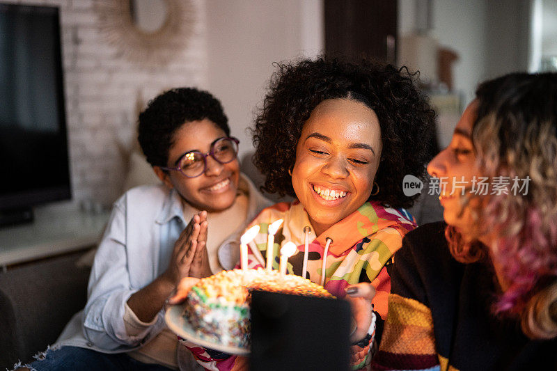 朋友庆祝生日拍摄或在家里通过手机视频通话