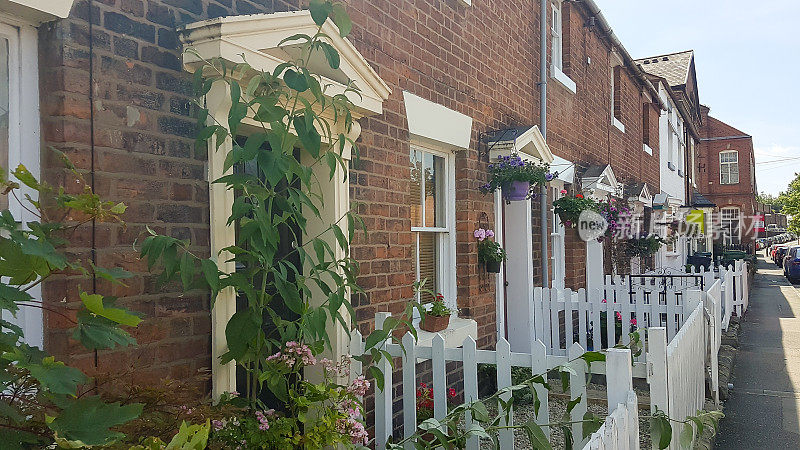 英国什罗普郡什鲁斯伯里的露台房屋，前面有小花园，面向人行道