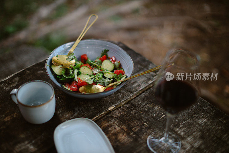 在户外的各种野餐食物的头顶图像