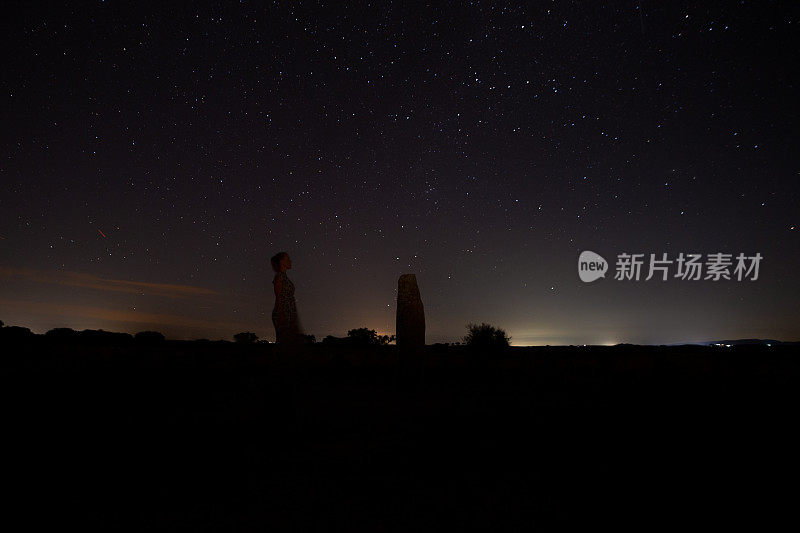 在大自然中凝视星空的女性