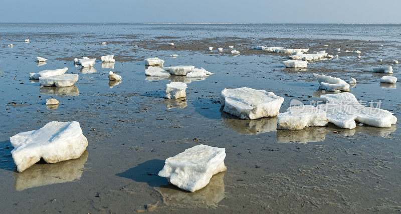 德国北海地区西尔特岛海滩上的浮冰