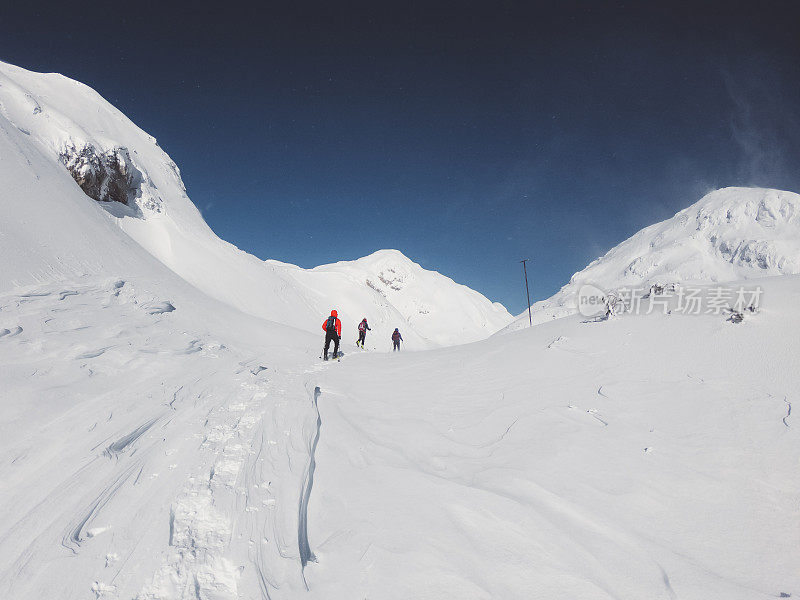 徒步旅行者在攀登欧洲阿尔卑斯山的雪山