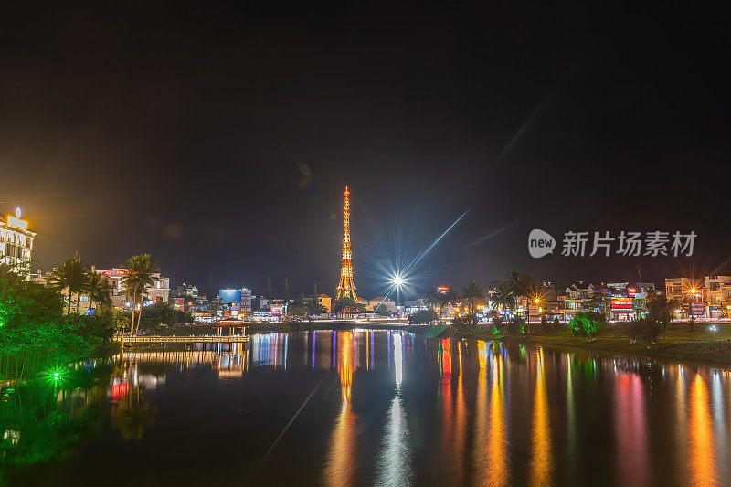 小洞奈湖的夜景——越南林东省宝禄市的中心湖。