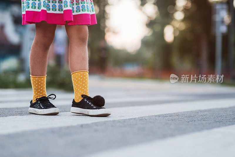 穿黄袜子的女孩过马路