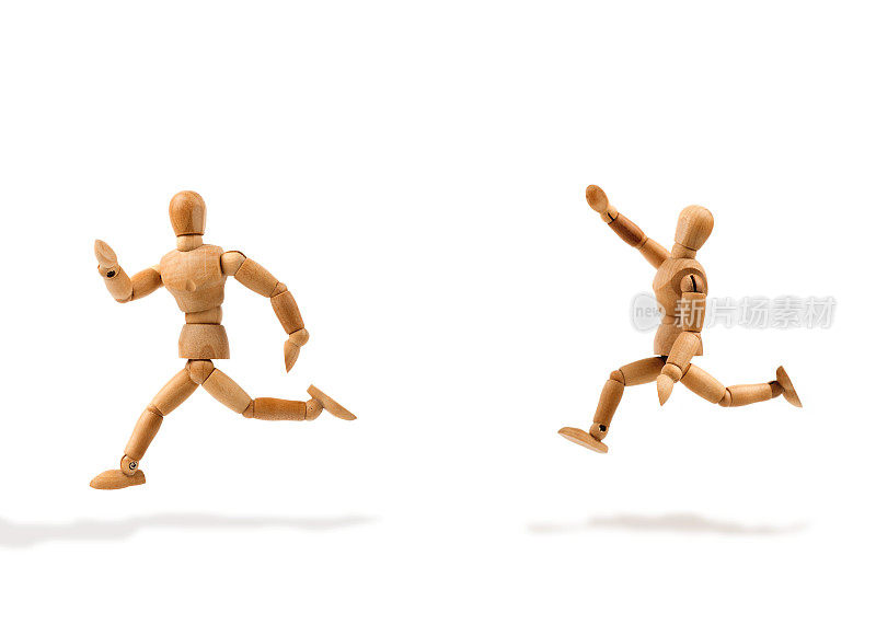 木制人体模型一个接一个地挥手奔跑