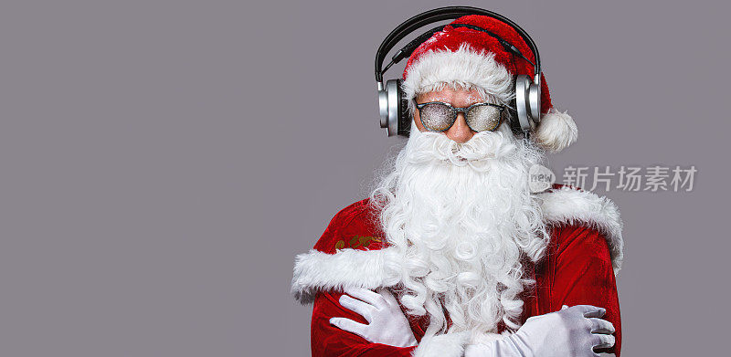 酷圣诞老人戴着耳机听音乐