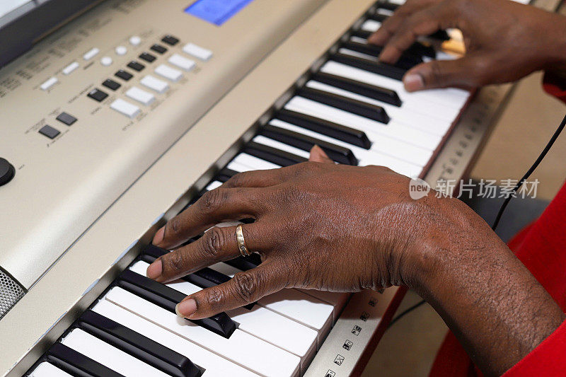 一个非裔美国人在玩电子键盘
