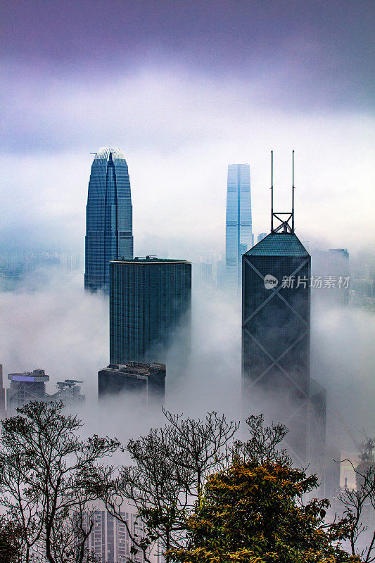 春天的浓雾笼罩着国际金融公司、国际商会、中国银行大厦等建筑